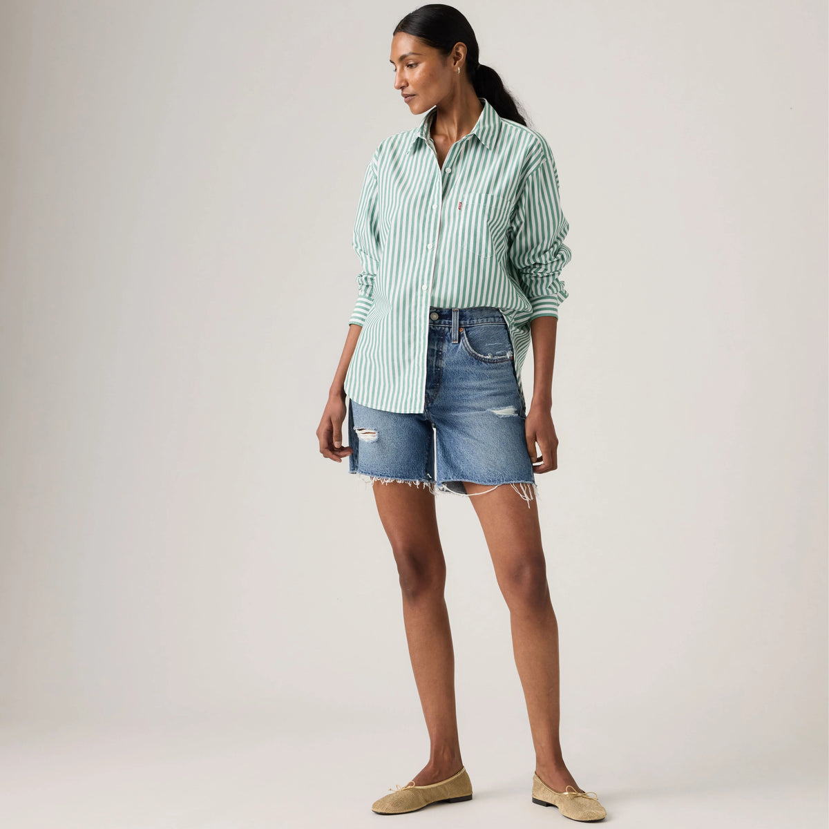 501®  Mid Thigh Women's Shorts - Resign Now - Medium Wash